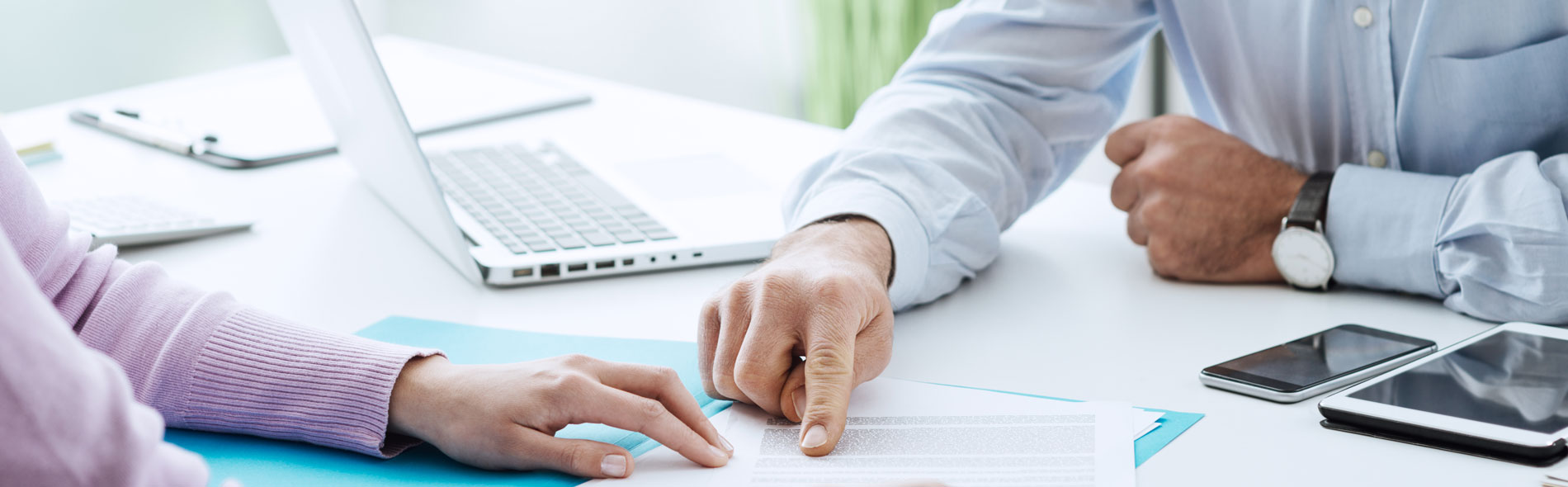 Asesores revisando documentación junto a un cliente